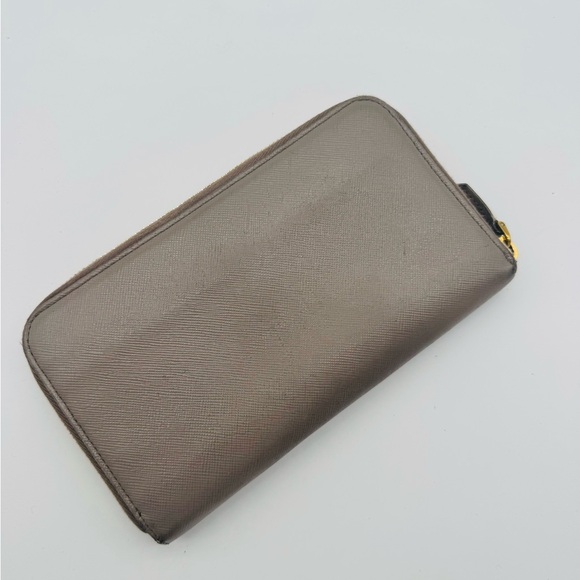 ❤️🔥LOW START❤️🔥 Prada Grey Saffiano Leather Zip Around Continental Wallet 🩶 - Picture 2 of 7